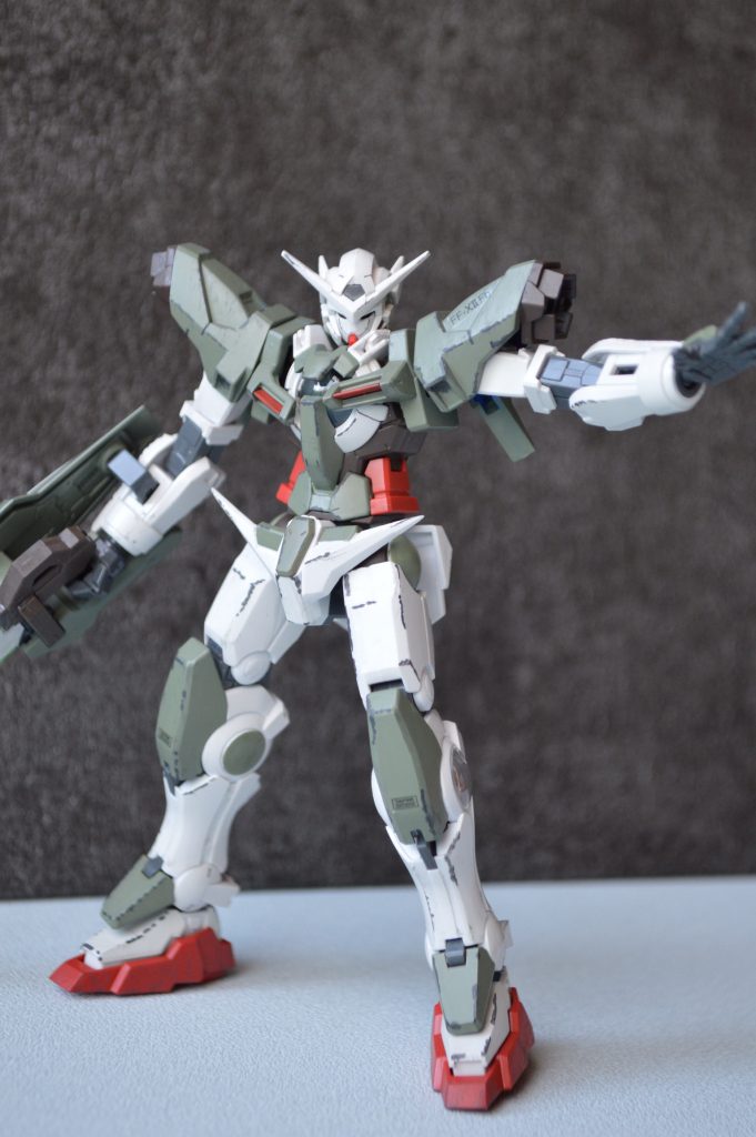 全体図。ラッカーでガシガシ塗ってたらABSの洗礼を受け肩と武器の持ち手が折れました。