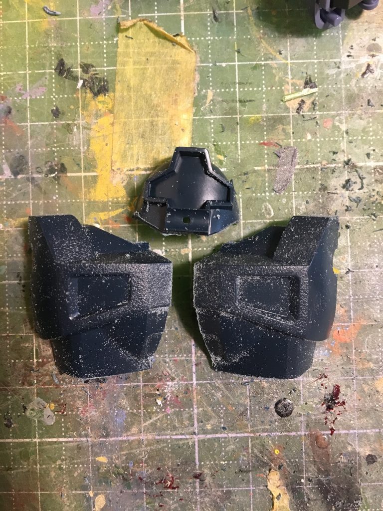 胴体は縦割りして幅詰め。一体化していた顔も切り離して可動するようにしてあります。