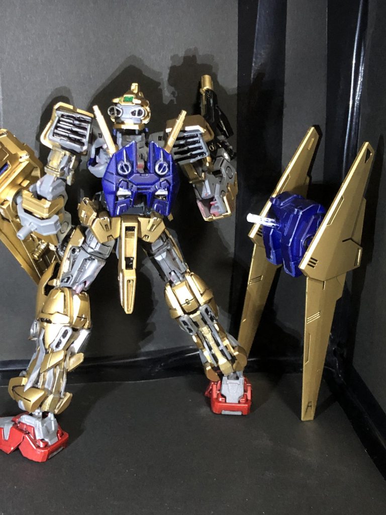 百式のバックパックのど真ん中に穴を開け、適当なレーンを切り取り取り付けました。少し長めにしておくと胴体と接続する際に安定しました。