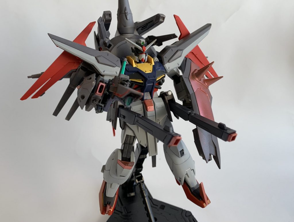 フリーダムの技術流用になり可能となった
フルバーストモード
機体に内蔵されたマルチロックオンシステムをフル活用し、ドラグーンフル展開時は合計55門の一斉掃射する事で一瞬で戦場を掌握する。