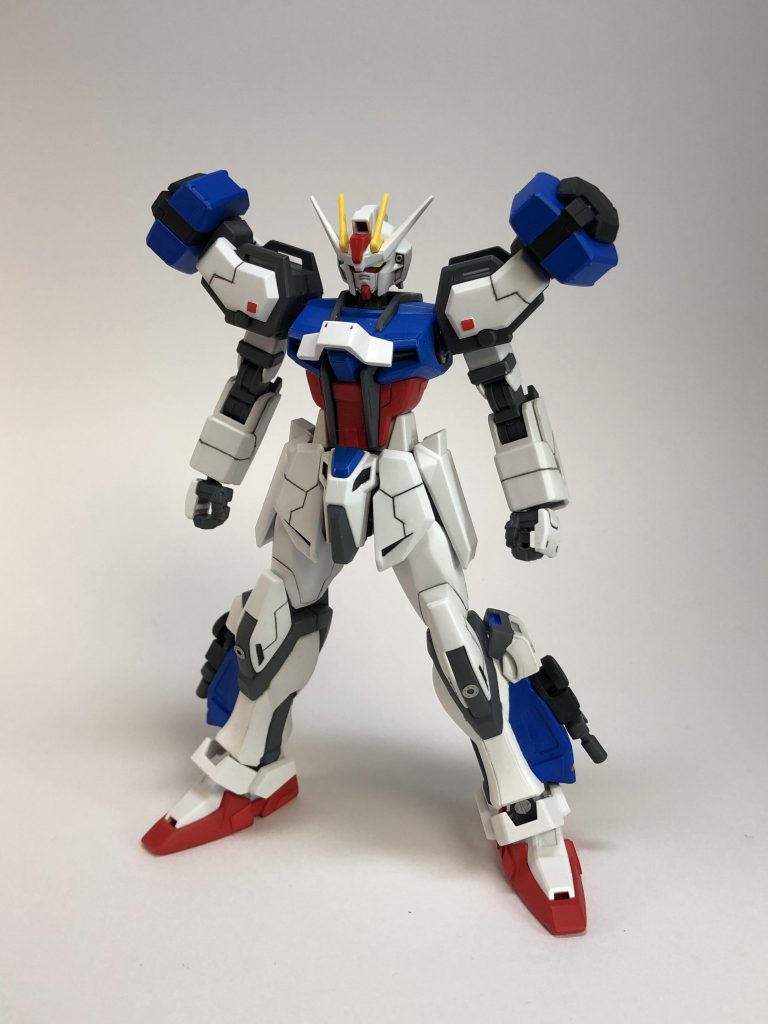 軽装モード。スタイルはあまり変えないようにしてハードポイントを増設。
両肩の青い部分はエネルギーパック兼ハードポイントとして機能します。