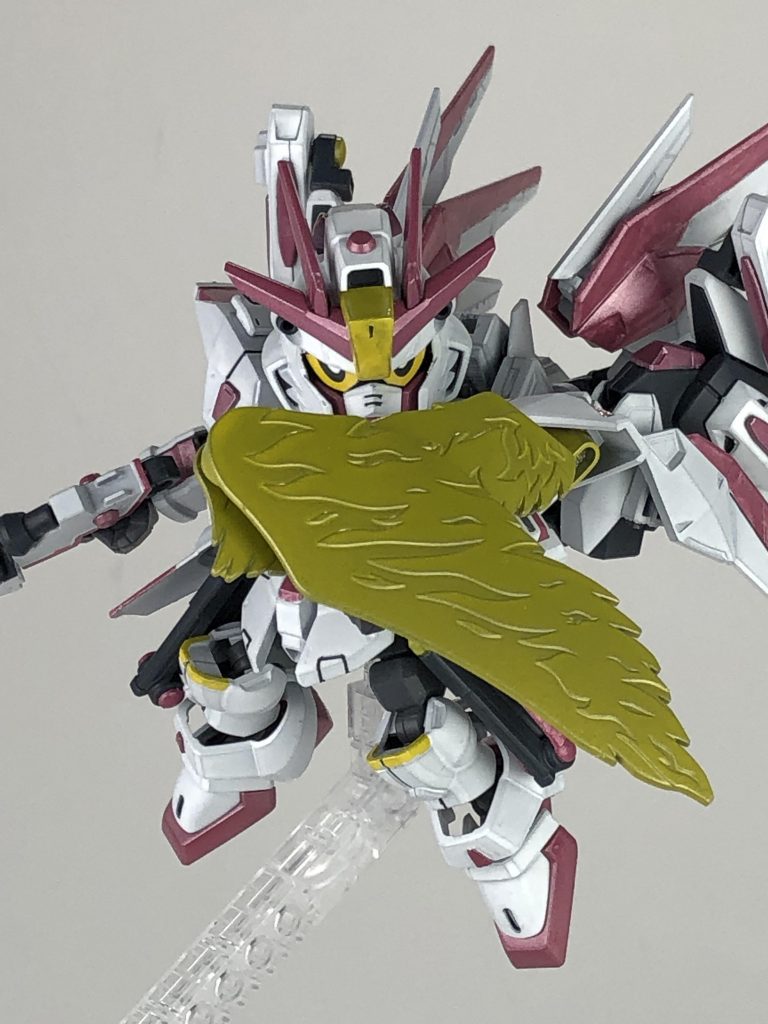 シールド改・「アブソーブラプルーマ」。フリーダムのシールドにアブソーブ機能を追加しました。ビルドストライクコスモスのアブソーブフィールドを参考にフィールドの形状を羽状にしたものです。シールドの割に大型なのは、バラエーナツインライフルを付けている状態でも防御するためです。ですが、実弾には効果が無いため実弾はシールドで防御します。
ラプルーマはスペイン語で「羽」の意味です。