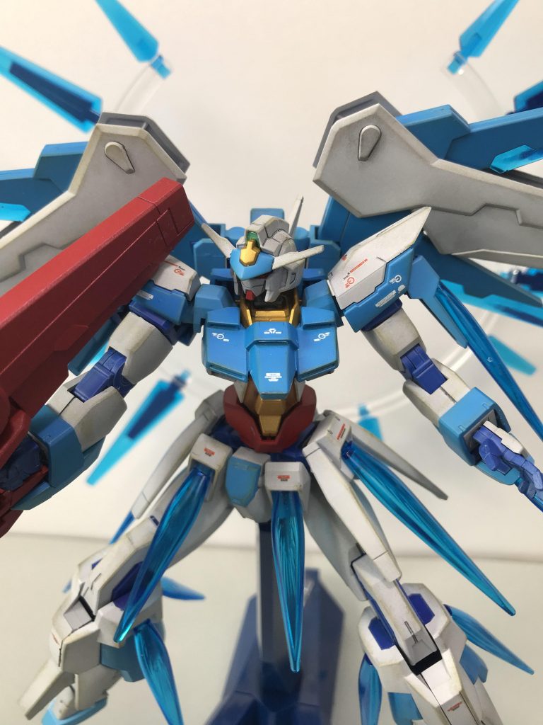 武器のバズーカは、メタルレッドで塗装。
機体が淡いブルー系だったので、いい色のアクセントになったと思います。