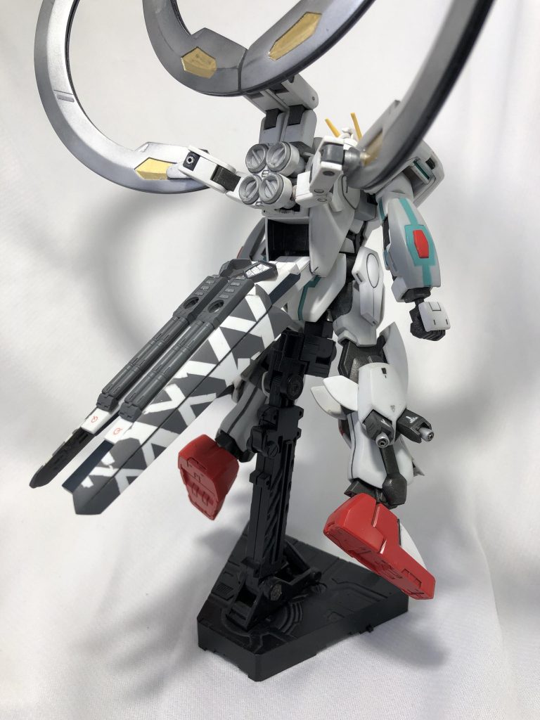 バックパックは姿勢制御のスタビライザー兼エネルギーコンデンサーを増設
脚部のブースターも計4基に