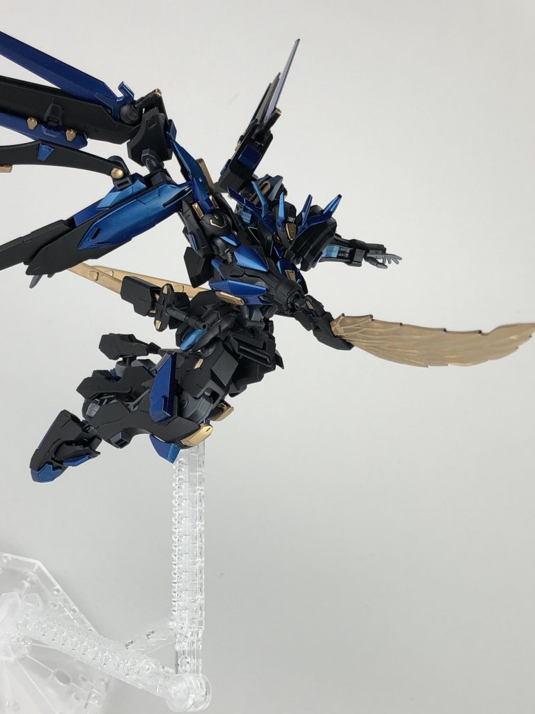 ビームソード・「プルウィア」。ビームシザースの刃の部分とバエルソードの柄を組み合わせて作成しました。カエルラ・カエルムは主武装ですが全力で戦うときのためでもあるので、最初から使うのはプルウィアを使用します。
プルウィアはラテン語で「梅雨」の意味です。