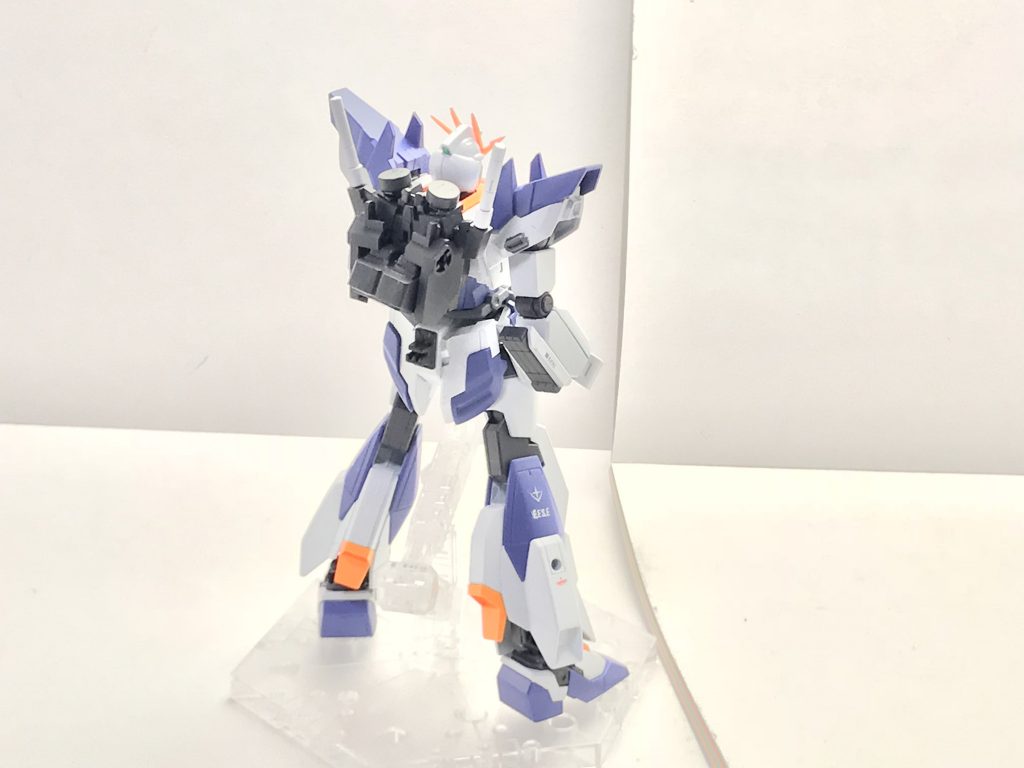 ベーシック状態背面。バックパックにはユニット換装用マルチアダプタが増設されているほか、原型機ではサイコフレームが用いられていた部分は全て通常の装甲材に置き換えられている。また右腕部にはビームライフル用のエネルギーパックがマウントされているため継戦能力は高いものとなっている。