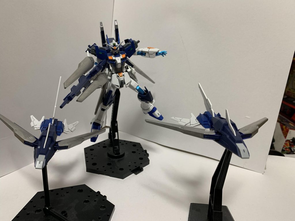 【次世代型ドラグーン アーラツヴァイ】
両肩に装備されたアーラとグラディオストライカーに装備されたドラグーンブースターを合体させたもの。
二基のドラグーンを射出でき、さらに近接攻撃が可能。
単体時のアーラに比べ、スピードが上がっている。