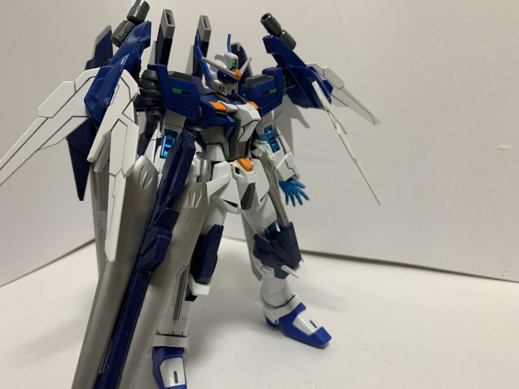 【デュエルガンダムAG 巣立ち】
追加された装備はグラディオストライカーとドラグーンライフル。
機動力はエールストライカーよりも劣るが、火器の追加により火力が大幅に向上している。