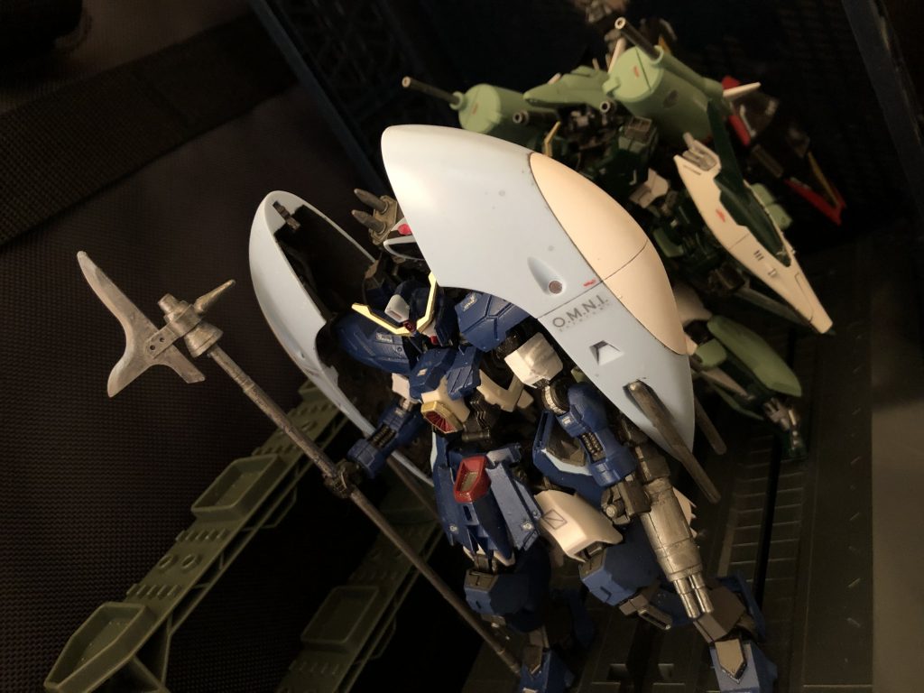 アウル「ところでアンタ、なんかネオと違うよね?誰?」
oyz「そう、私はもちろんネオではない。ニセモノさ。私はフォースチームのGUNSTARDOMの所属、可変開発室の室長をさせて頂いている、oyzという者だ。SEEDコンの期間はこのファントムペインの指揮を任せてもらう。しばらくの間、よろしく頼むよ。」
アウル「ふーん。ま、どうでもいいけど。よろしくな、おっさん!」
oyz「おっさんじゃないの!oyzた・い・さ!一応上官になるんだぞ、全く。」
アウル「ま、どーでもいいよ。で、なんでファントムペインに来たのさ?」
oyz「ふむ。私は可変機が大好きでね。以前のGUNSTAさんでファントムペインガンダム3機をひと通り制作したのだよ。再投稿はしていなかったが、その時の名残りでネオのアイコンをずっと使用させて頂いていたのだ。そんな折に今回のSEEDコンだ。それに乗っからない手は無いだろう!そこで、私はファントムペイン3機を全てリニューアルしてSEEDコンに参戦する事にしたのだ!」
アウル「はーん。じゃ、他の2機も作るんだ。」
oyz「もちろんだ。全てリニューアルして投稿するつもりだ。更に予定ではもっと投稿していくつもりだよ。」
アウル「でもさ〜。そんなに何機も投稿してもコンテスト通過するの1機だけじゃね?意味ないじゃん。」
oyz「いいんです!」
アウル「しかもさあ、もともと可変するんだし、誰も驚かないって。」
oyz「い・い・の!!作りたいの!!」