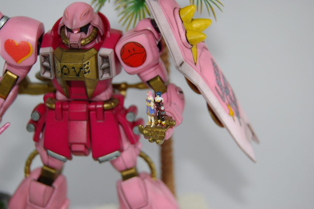 手のひらのミーアは、1/144のフルフロンタル大佐を性転換して塗装しました。
アスランはシンを改造、塗装して作成しました。