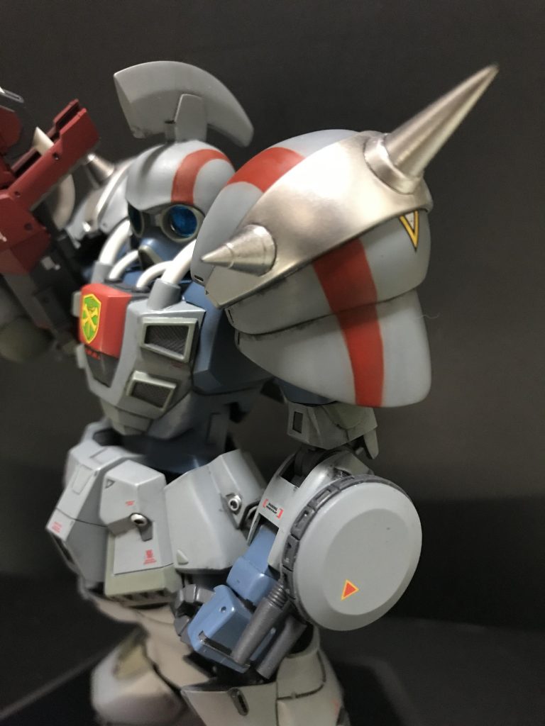 首をボールジョイントにして顎を引き、肩幅を詰め、肩アーマーをダブルボールジョイント接続で肩にかぶさるようにしています。トサカはMGザクのヒートホークを使用しています。