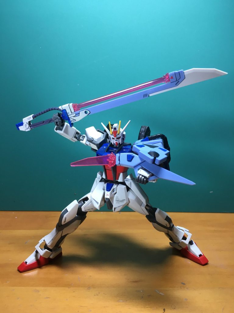 　そこでストライクの基礎設計をそのままに、かつ高性能を目指して強化・再生プロジェクトが立ち上がった。パワーエクステンダー搭載、VPS装甲使用をはじめとする、当時の最新技術の粋を集めて往年の名機を作ることになった。