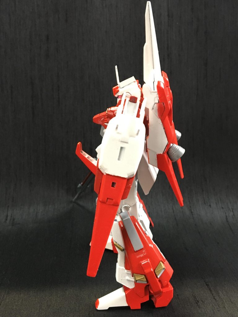 side.
シールドの赤と白のツーカラーはとても気に入ってます。 本家ゼータプラスのシールドは白単色ですがアレンジさせていただきました。