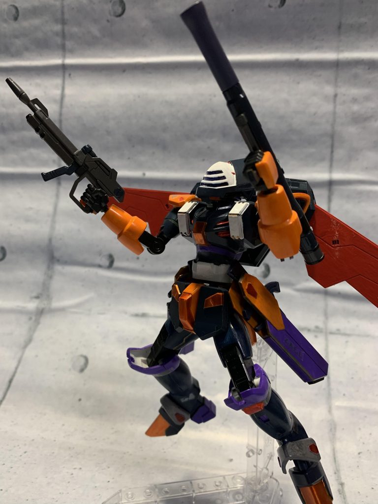 飛行形態でも何枚か。
正直、可動域は広がったものの…ビームライフルがあまりにグラグラするので、詰め物して接着してるんでポージングが限られます（汗）