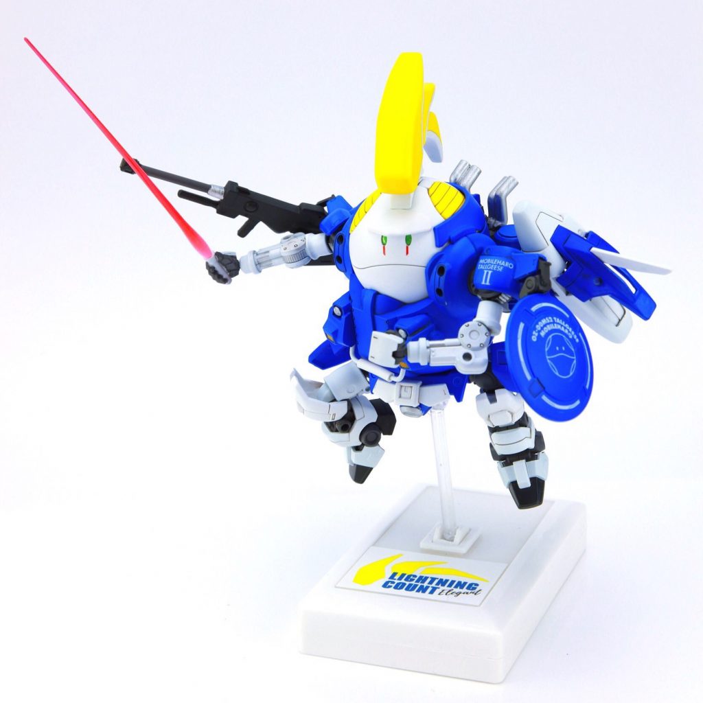 ## エレガントからの特攻実はこのポーズが一番好きだったりします。バーニアをフルオープンにしてぶっ飛んで来ます。ビームサーベルとその持ち手はHGジム・コマンドから。サーベルはクリアパーツに変更しています。自作の台座はアクションベースクリアとダイソーのスイッチタイプのクローゼットライトをミキシングしました。ギミックとしては台座の支柱を後ろに倒すとアッパーライトが点灯し、前に倒すと消える仕組みです。単四電池3本使用するので光量とウエイトには自信があります。