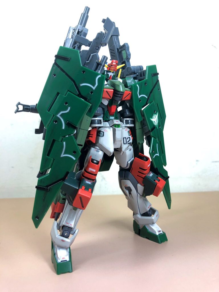 強襲仕様のデュナメスをコンセプトにヴェルデバスターをミキシングしており色合いも成型色のままでも完全にマッチしていたため一部を部分塗装した以外は全て未塗装となっています