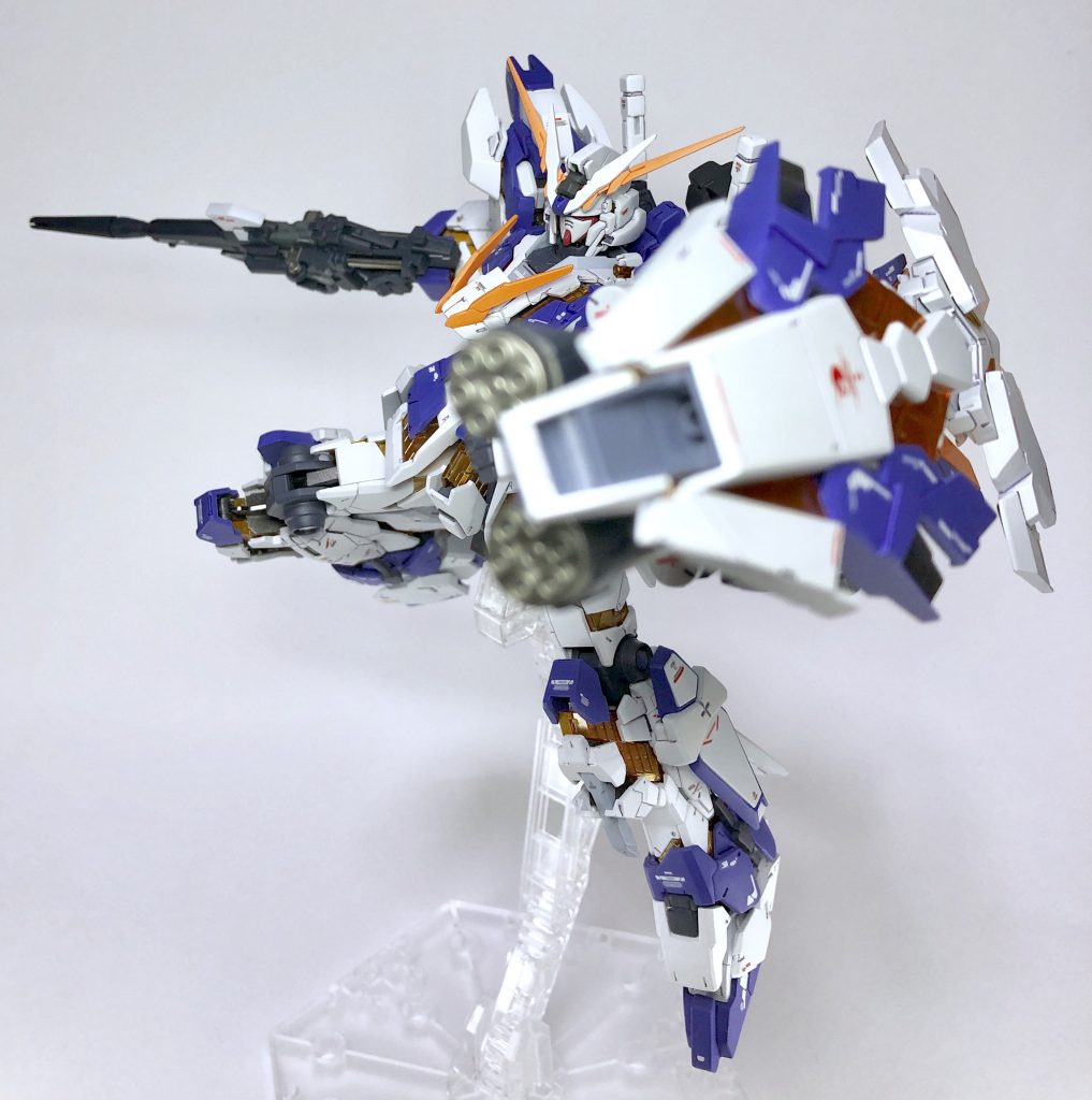 ビーム・ガトリングガンはガンダム5号機のジャイアント・ガトリングのダウンサイジング版ともいえるキャンペーンのもの。ユニコーンが使用していたのはクシャトリヤなどが使用するネオ・ジオン系デザインなので、連邦系であるこの武器を組み込むことでオール連邦仕様を意識しています。