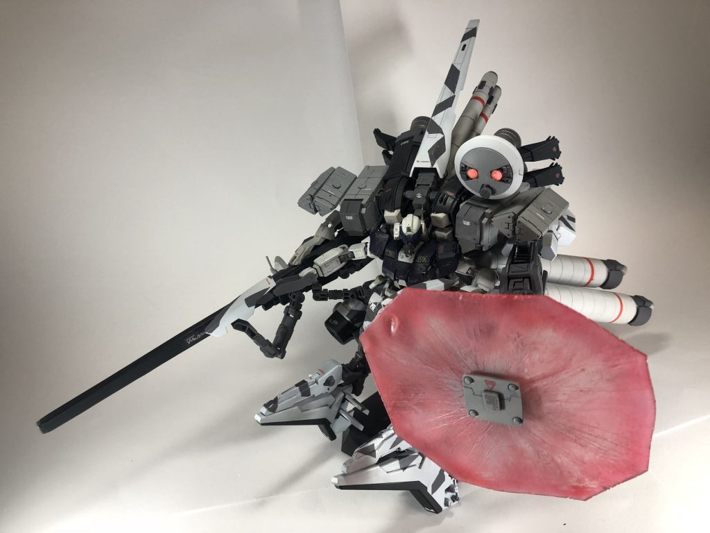 そして、最終調整が終わる頃、おやっさんがコクピットに顔を覗かせてきた。
今度は何だ?
「武装の調整は完了したか?多分お前さんは使わないだろうがアナハイムの連中がどうか実験的に開発した代物を使ってくれっ言ってきてるから装備しといたぞ」
試作型ビームシールドだと?こんな物大丈夫なのか?シールド展開するのに半端ないエネルギーを消耗するし、第一に発光するから位置がバレてしまう。そう思いながら、システム調整していた。
「まあアールなら使わないでしょ、今までなんて機体に被弾なんか殆どしないし。ねー?」
エリンは自信満々に言うとおやっさんが口を開く。
「まあ、アナハイムからはデータ取りの絶好のチャンスらしいからのう。」
確かに、最近、大きな戦争らしきものが無いしな。
「最終調整は終わった。おやっさんはどうだ?」
おやっさんにそう尋ねると、サムズアップで帰ってきた。
「お願いだから生きて帰ってきてよね?」
エリンがオレに問いかけてきた。
口には出さず、頷くしかできなかった。
そして、ミッション開始時刻が迫ってきたのであった。
「システムオールグリーン!発進よいか?発進どうぞ!」
オペレーターのエリンがコクピットのモニター越しに聞いてくる。
「‥大丈夫だ!必ず生きて帰ってくるさ!
ジムスナイパー、発進する!!」
輸送船のゲートが開き、機体の巨大なバーニアから青白い光を出しながら漆黒の宇宙へと消えていったのであった。(完)