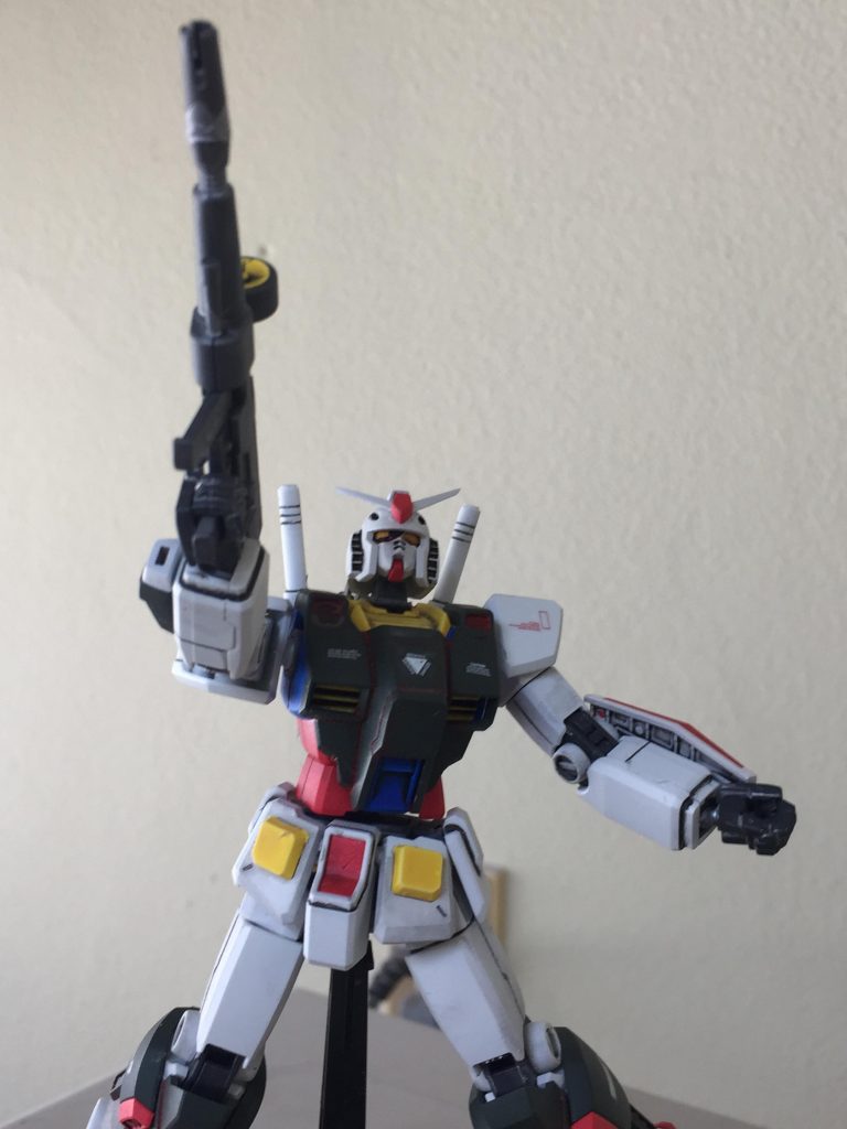 ハーフ・フルアーマーガンダム
正面 アピールショット!
写真だと わかりにくいですが
リバイブ版 ガンダムの本体 胸部分に
フォーエバーガンダムの装甲は
少し ヤスリで 削っただけで
すんなり 装着できました。