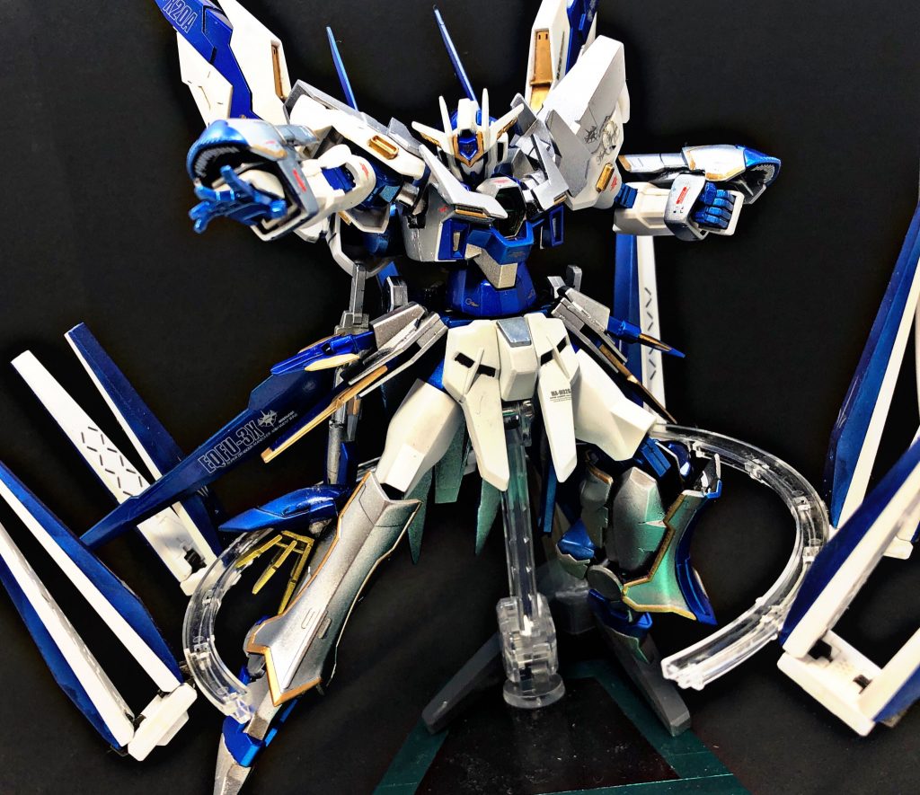 クラウ・ソラス
背部に装備されている遠隔操作武装
放熱板と呼ばれているが、ビームを撃ち出す事ができ、尚且つバリアフィールドを貼る事もできる万能武装
エネルギーが切れた場合は勝手に背部に戻りエネルギーをチャージする