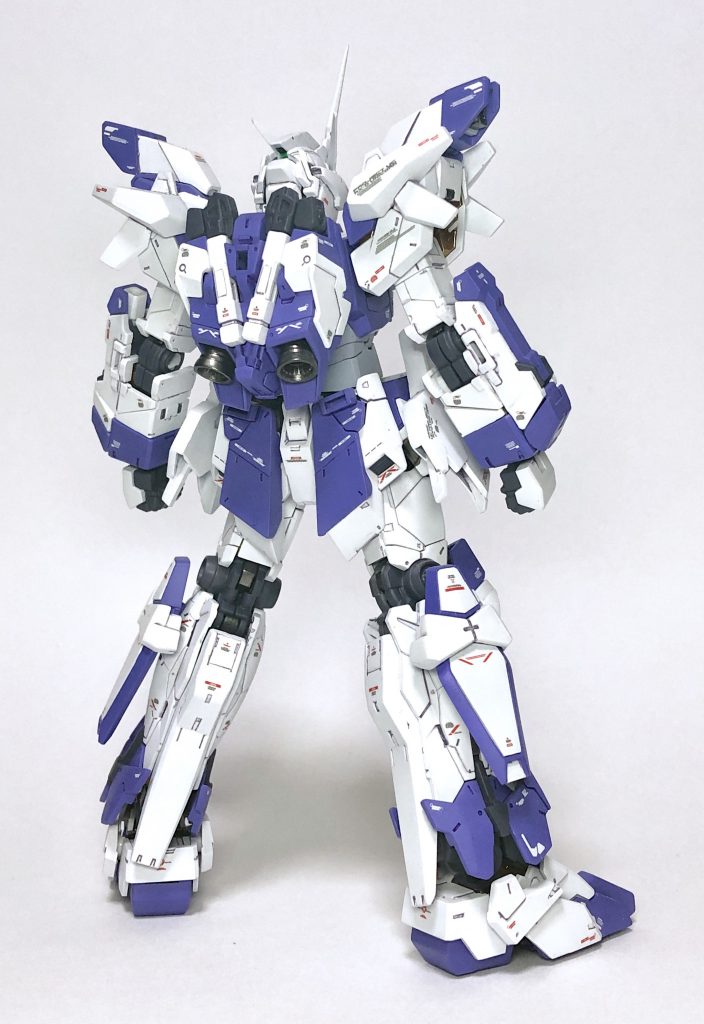 ユニコーンモード。各部の形状は騎士ユニコーンガンダムを意識しており、マスク部分は特に近い形状にしています。胸部はウサギの頭を模した強化パーツが増設されています。