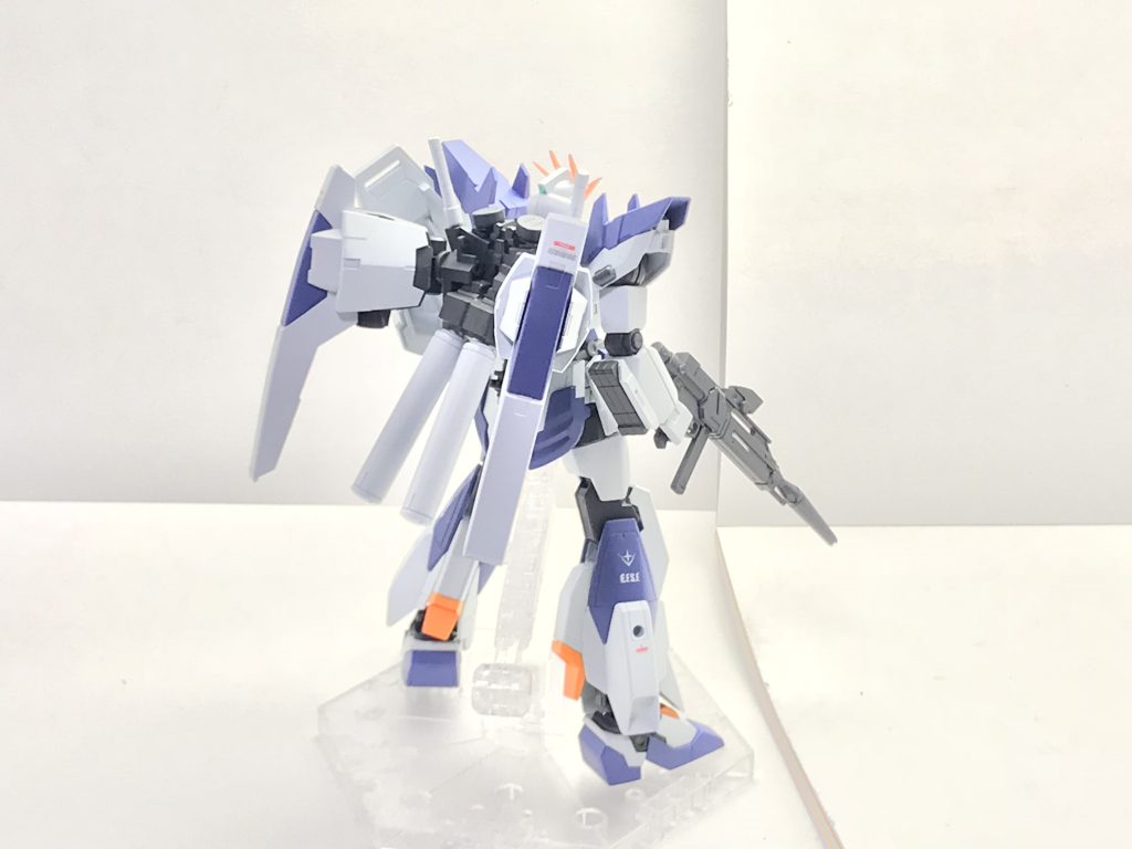 デルフィニウム形態背面。プロペラントタンクを装備したことにより、稼働時間の延長と航続距離の増加が図られているほか、ユニバーサル・ブーストポッド内には多連装ミサイルが格納されているため、見かけに反して火力アベレージは高い仕上がりを見せている。