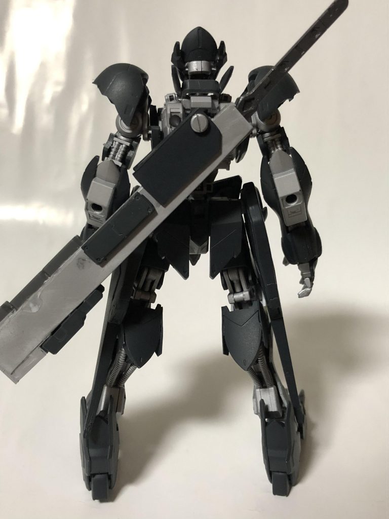 前後からです。
この機体はメタルギアライジングの雷電をモチーフに製作しました。
背中の鞘は新しくプラ板などで製作しました。