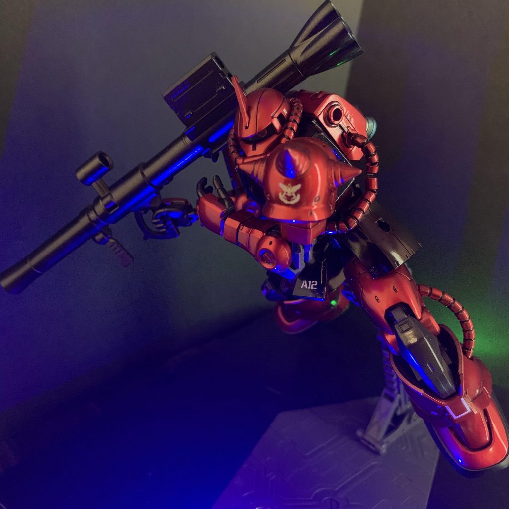 とにかくキットの元箱のイラストがカッコ良かったのでそれに近づけるように塗装しました。
次はサイコザクかな、、、