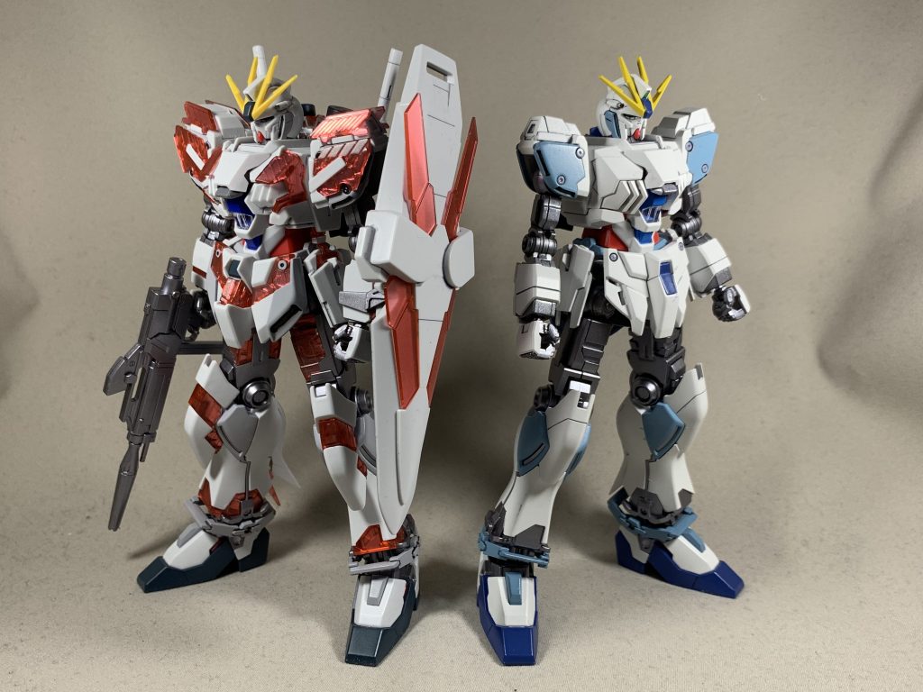 さて本題の昨年製作していたA装備のナラティブ(写真右、全面アレンジフル塗装)と比較
成型色を生かしたC装備はキャラクターを立てる点では白の色自体は良いのですが
ウォームホワイトで仕上げたA装備の様な深み(？)は少ないので軽めの印象になります。
ただサイコフレームの面積が大きいので考えなしにA装備のリピートはしなくて良かったかも
黄色はキチンとサフからの立ち上げで塗った方が良かったかも、存在感が違ってしまったので
青は小さく奥まった箇所の部品だったのでこれで良かったのでないかと