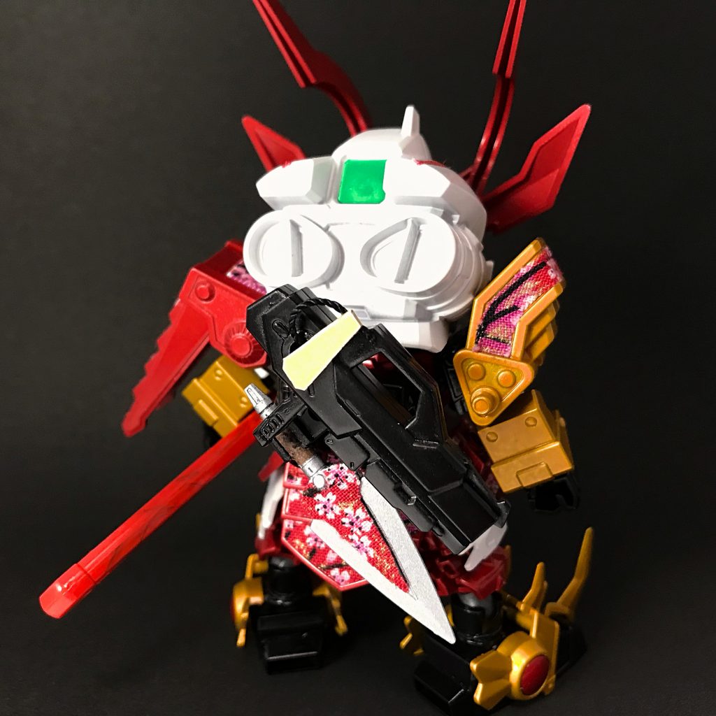 武器として、背面のラッチにクナイと火縄短銃を装備。