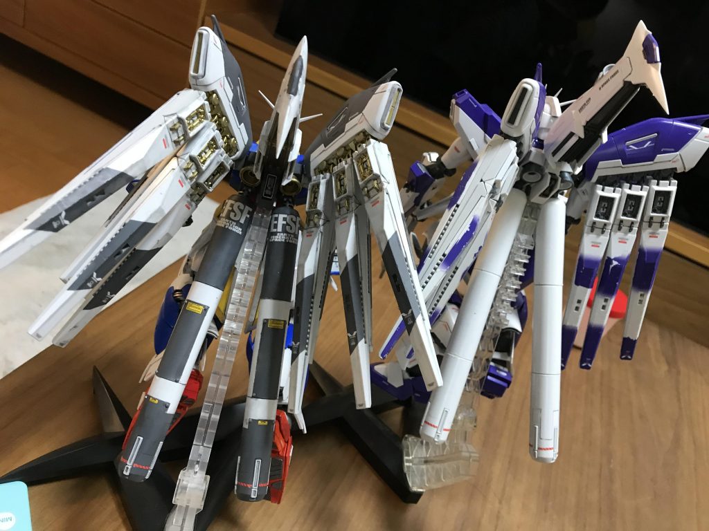 ノーマルとの比較。バックパック、ファンネル関連はオプション感を出すために、グレーで塗装。