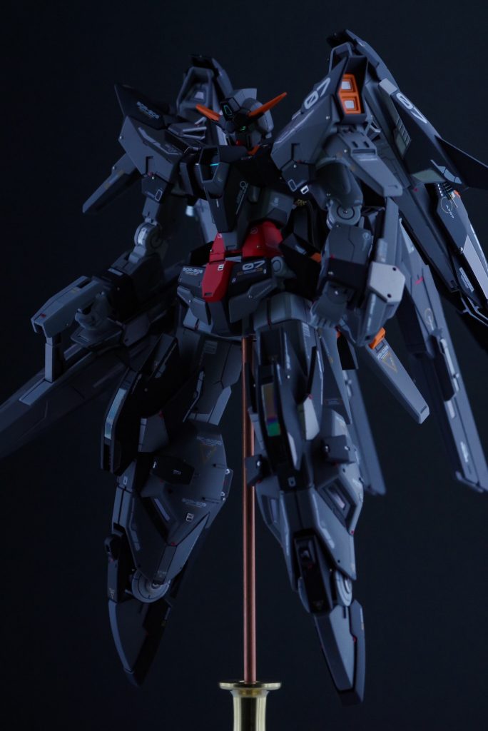 カラーリングはグレー中心のロービジカラーで差し色は赤とオレンジを選択