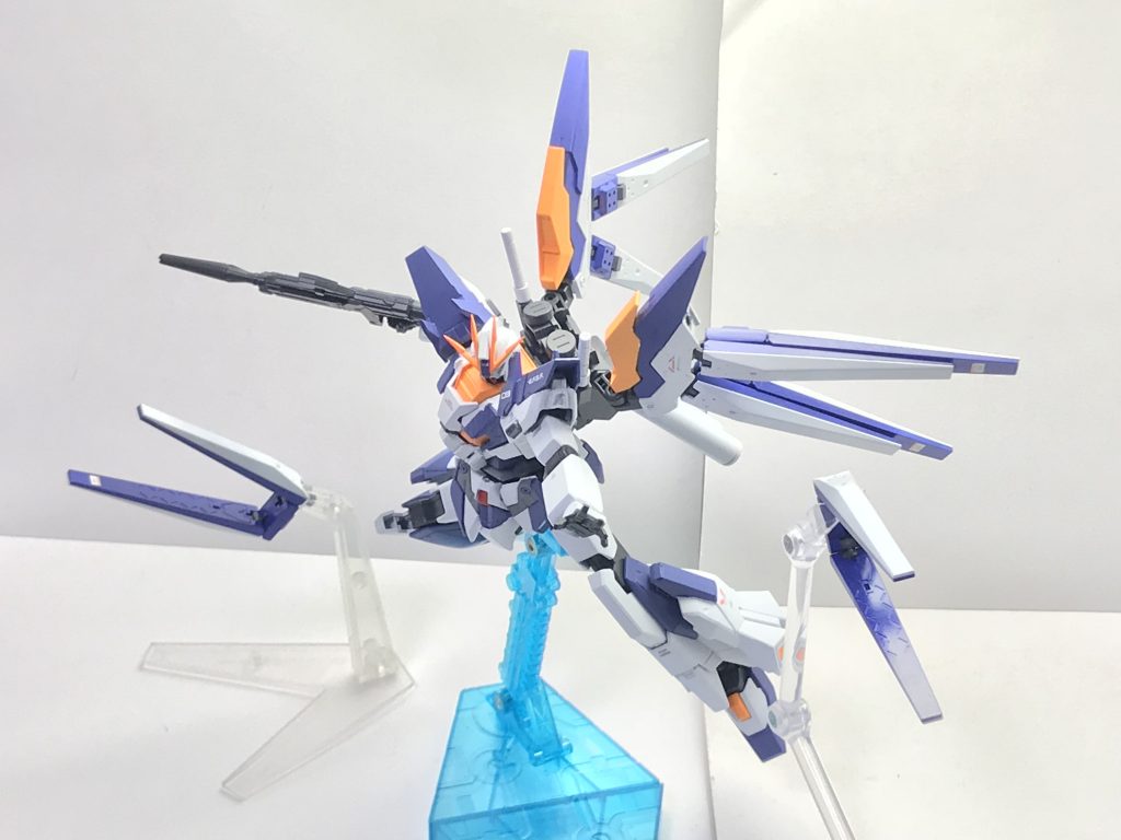 ファンネル・ポッドは「シャアの反乱」において正にアクシズ・ショックの瞬間に納入されるという悲劇を辿ったRX-93-ν2 Hi-νガンダムのそれを発展させた、ユニバーサル・ブーストポッドとしての機能を持たせたものであるため、本形態の機動性は決してデルフィニウム形態に劣るものではない。最終決戦においてもそのポテンシャルは余すところなく発揮され、U.C.0099、12月31日の戦いにおけるテロ組織の地球議会への質量弾攻撃を阻止することに貢献したとされているが、資料の散逸によりその記録の殆どは失われてしまったという。


長々と失礼しました。ナラティブガンダムの二の腕と太ももに装甲を着けたいというコンセプトで作ったものです。