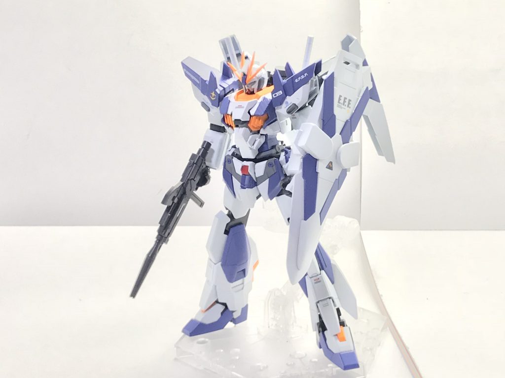 デルフィニウム形態正面。本機の基本形態であり、改良型ユニバーサル・ブーストポッドが背面ユニットに接続されたことで、かつて