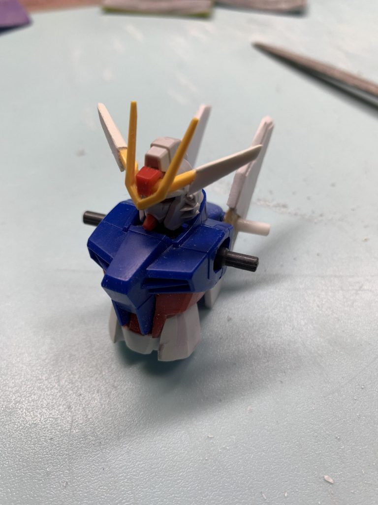 ここからは製作過程を少々
基本的にはHGデスティニーをベースに
HGCEのストライクの関節等を流用する形でなるべく今のキットと同等の可動とプロポーションになるようにしました
頭部アンテナはプラ板とパテで形を変更、何となくわかるかもしれませんがメタルビルドを意識しております
胴体は2センチほど延長し、今風な感じに