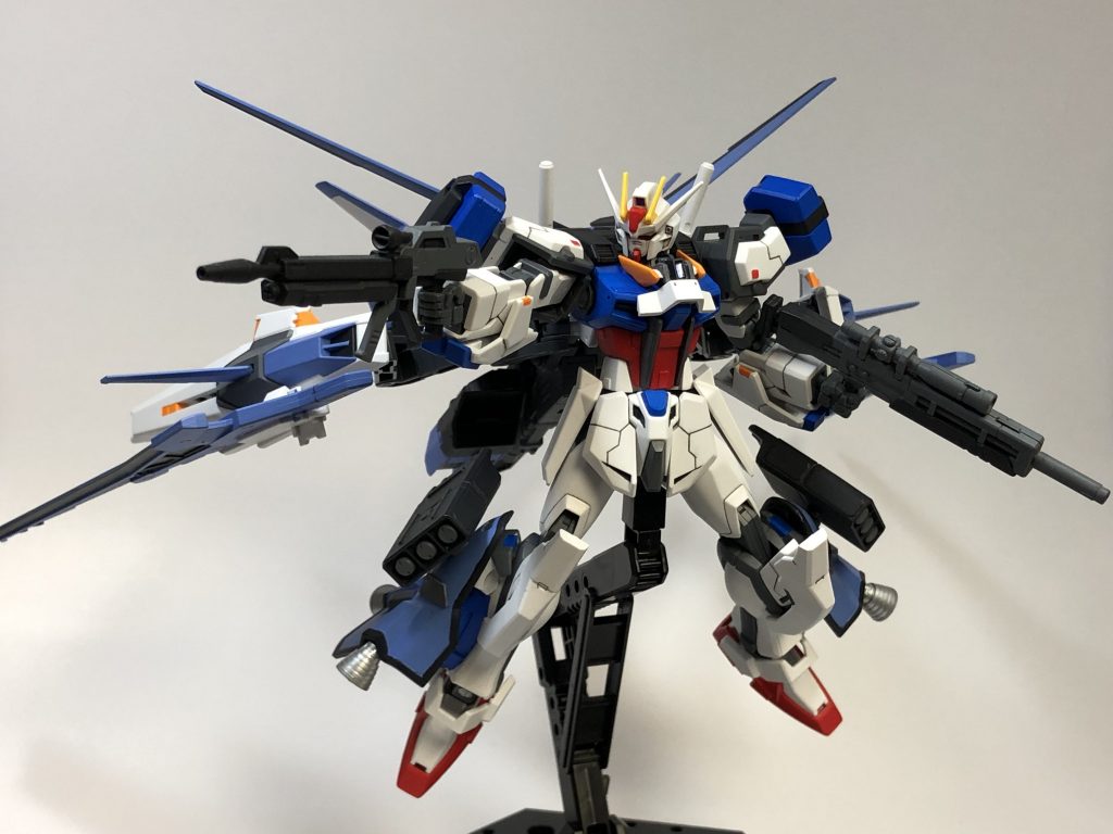 遠距離武装はビームライフルと強化型ビームライフル、３連装ミサイルランチャー×2。