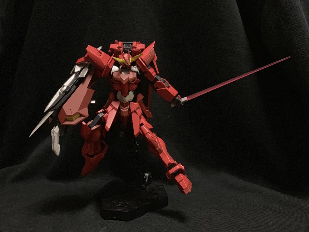 両腰にはビームサーベルを装備