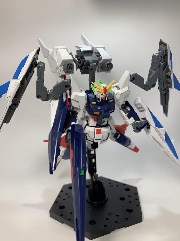 メガ粒子砲展開。本来股間につける3ミリ軸をバックパックの溝にそのまま刺してるだけ。ちょっと不安定ですが不意に外れることは無いです。