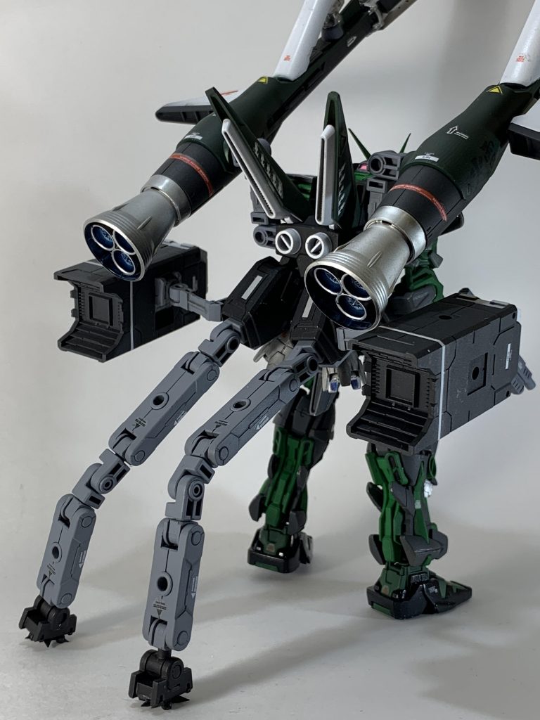 リアビュー。フライトユニットの下部スラスターを反動軽減・姿勢保持用ダンパーアームに変更。無重力戦闘時は折りたたむことも可能です。バトルアームアームズのジョイントとコトブキヤのジョイントセットを組み合わせています。