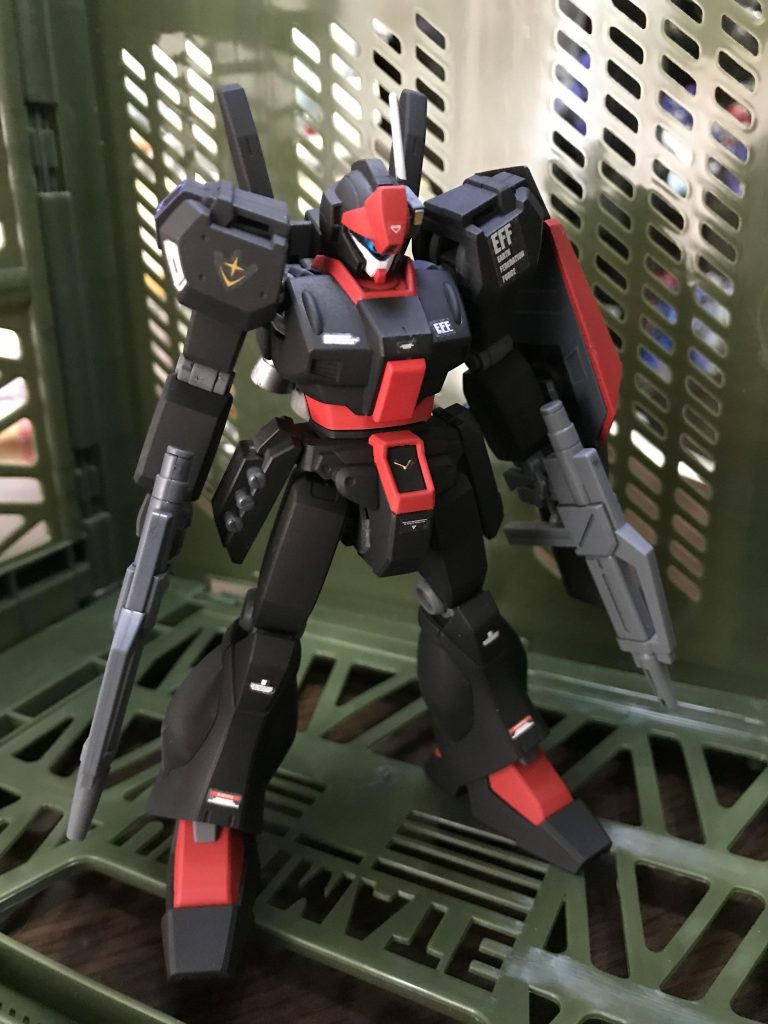 カラーは黒と赤、白抜きマスク✨