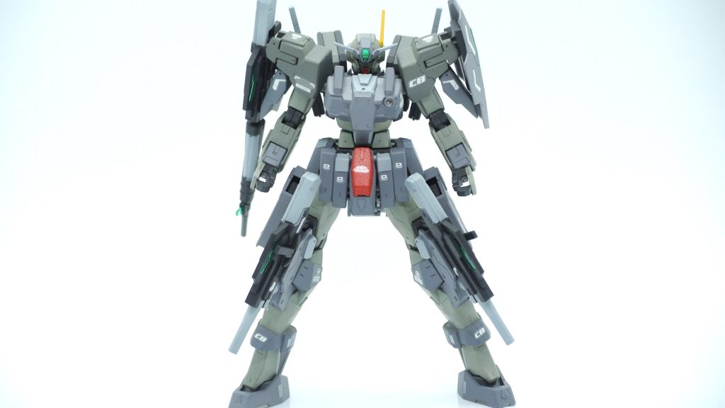 正面からの一枚。握り手だけは別売りのものに変えるべきだったなと少し後悔しています(笑)
プロポーションについては全く変えてませんが、その必要がないくらい元のままでも十分かっこいいキットだなと思います。
10年前に発売されたものがベースなのに凄いです...。