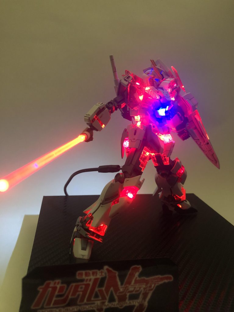 ビームサーベルにはミライトを使って発光させています