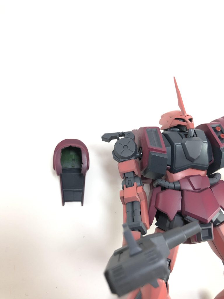 肩アーマーの接続は旧キットのほうをくりぬいてかぶせるだけです。