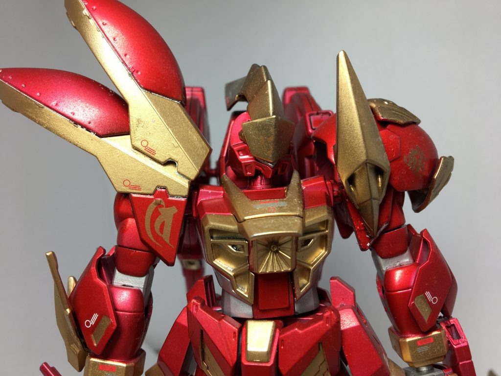 さりげなく額にも模様を入れています。