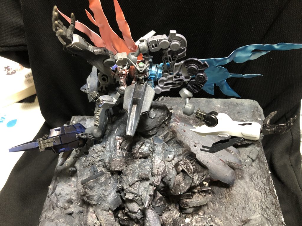 光の翼はプラ板をライターで炙って塗装しました。