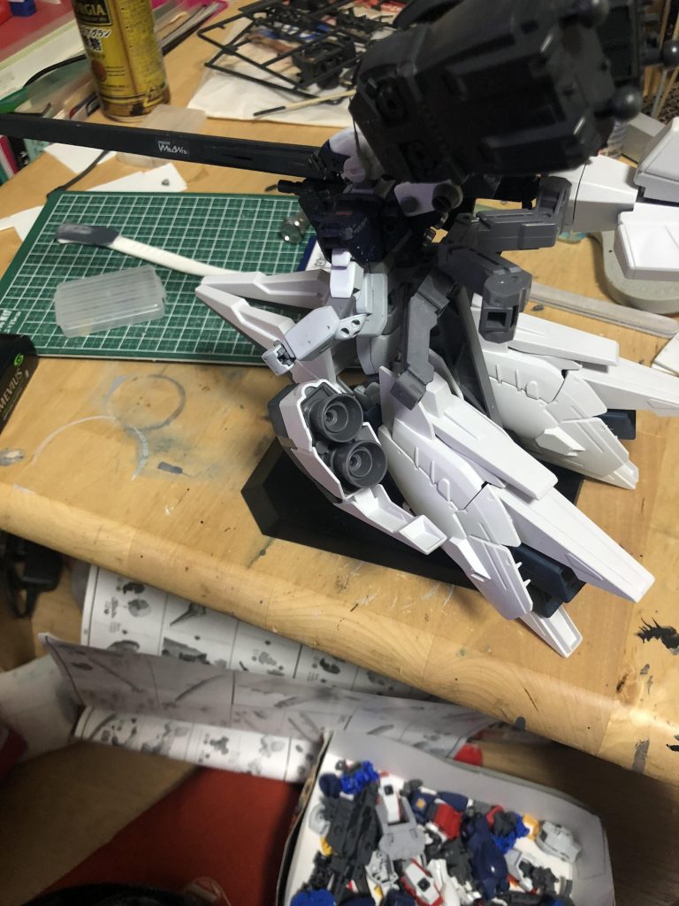 バサラです(´・ω・`)
凸砂ってのは突撃スナイパーの略です。
すいません、小説は勢いでやりましたw
長くてごめんなさいw
FPSゲームに良く芋らないで前線で走りまくるスナイパーがいたんでイメージして作りました( ^ω^ )
スナイパーなのに高速機動、大火力のメガビームスナイパーライフル、ビームや実弾を防ぐビームシールドと、矛盾をテーマにしてみました(´・ω・`)
塗装はサフはガイアノーツのメカサフヘビィとカラーは同じくガイアのナスカカラーを使用しました(`・ω・´)