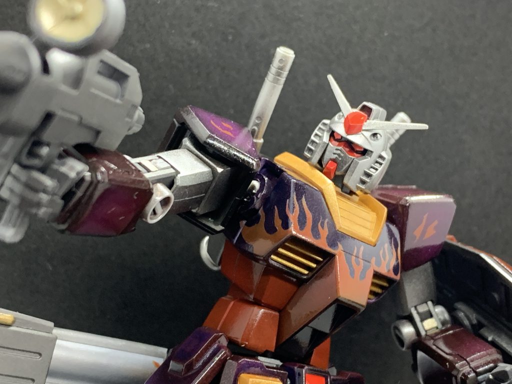 武器とフレーム部はあえてつや消しにしております。
クレオスのシルバーとつや消し黒を混ぜてます。