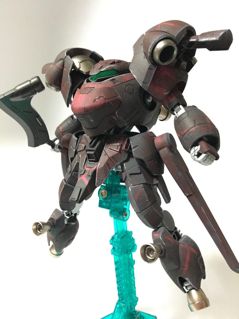 ヘルム・ヴィーゲリンカーの肩を付けたので全体のバランスを考え、下半身はグレイズの脚を使い大胆に延長しています。