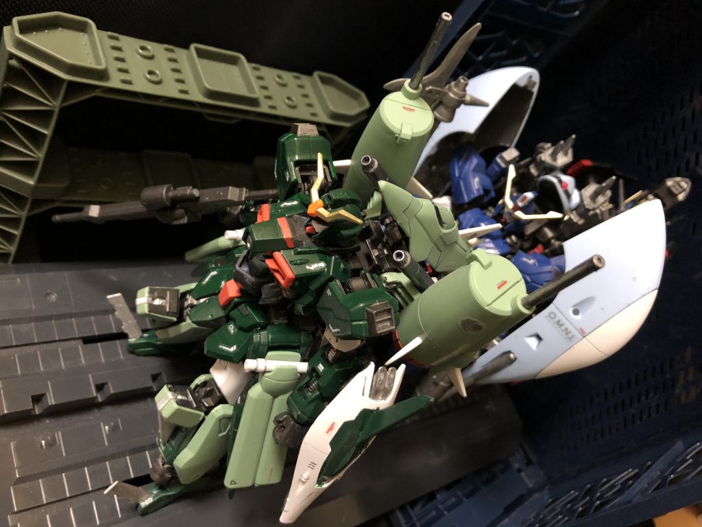 oyz「またまた前置きが長くなってしまったが、コレがリニューアルされたカオスガンダムだ。前回はHGのキットから改造を行なっていたが、今回は鉄血フレームを流用し、そこに各機体の特徴あるパーツを充てていく手法なのさ。ちなみにこの説明は前回のコピペだ!」
スティング「今回は、元のカオスから印象そんなに違わねえな?」
oyz「胸部はHGのパーツを使用したからね。アビス・カオス・ガイアの3機の中では、比較的キットのパーツを使っているな。ちなみにベースはガンダムアスタロトだ。」
スティング「オイちょっと待て!ガイアまだ公表してないんじゃねーかよ。」
oyz「あーそうでした。」
スティング「カオスのレビューでガイアの話出すなよ!」
oyz「作ってるのは、みんなわかってるから、いいかなあと。」
スティング「はあ!?カオスのレビューだろが!」
oyz「ハイハイ。カオスはフレーム、腕、腿がアスタロト。つま先なんかはヴィタールです!終了!」
スティング「コラア!マジメにやれ!」
oyz「えー!バカをやれよって言てるくせに...。」
スティング「お前はいいんだよ!バカなんだから。」