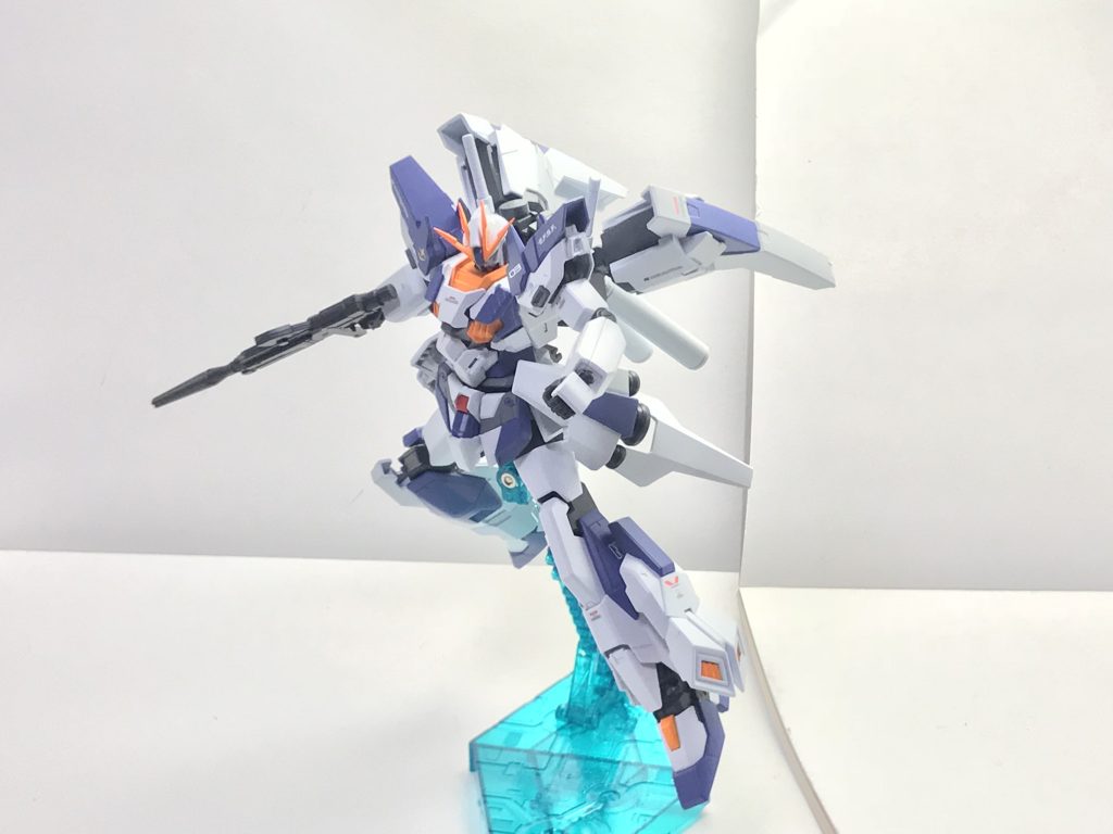 ナラティブガンダム・ハイブースト形態。ユニバーサル・ブーストポッドの他に腰部にリゼルC型の物を流用したテールバインダーや脚部に増加スラスターユニットを配した高機動強襲形態であり、小回りこそ効かないものの敵陣への一撃離脱を可能とする圧倒的なスピードを実現している。